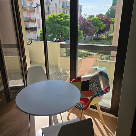 Fully-equipped Large With Terrace